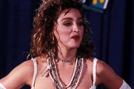 Kaum war Madonna auf der Bildfläche des Pop erschienen, sprang sie bei den MTV Video Music Awards 1984 während ihrer Perform...