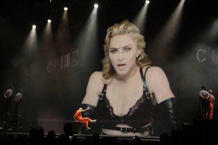 Madonna äußerte sich in ihrer Karriere auch immer wieder politisch. Wie bei ihrem Konzert in Istanbul 2012. Sie entblößte ih...