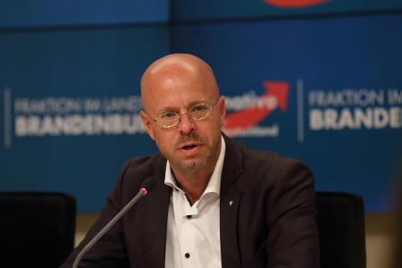 Andreas Kalbitz AfD spricht auf einer Pressekonferenz im Ans...