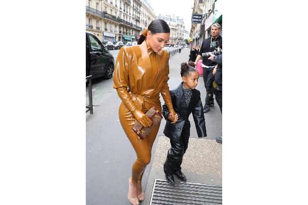 Diese Stars wurden schon Opfer von Rassismus Kim Kardashian West und ihre Tochter North West