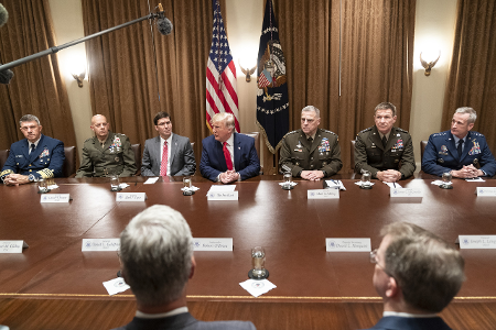 PNG Trump anfang oktober mit military leaders.png