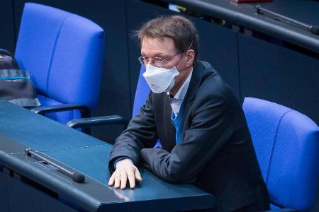 Karl Lauterbach mit Maske im Bundestag