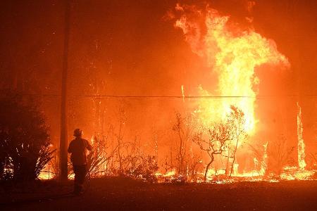 BUSHFIRES NSW, NSW Rural Fire Service crews protect propert...