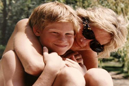 Inniges Verhältnis: Prinzessin Diana und Prinz Harry im Badeurlaub.