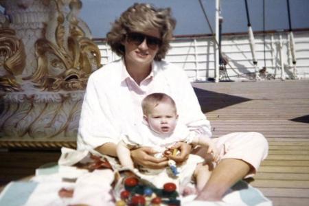 Diana nahm sich immer sehr viel Zeit für ihre Kinder. Auf diesem Bild kuschelt sie mit Prinz Harry.