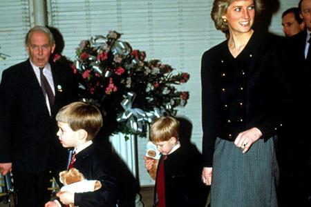 1988 bei einem offiziellen Termin: William und Harry waren im Partner-Look unterwegs.