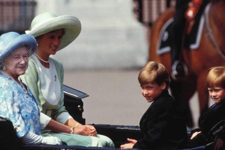 Hier sind Diana und ihre Söhne mit Queen Mum zu sehen. Die Mutter von Königin Elizabeth II. starb 2002.
