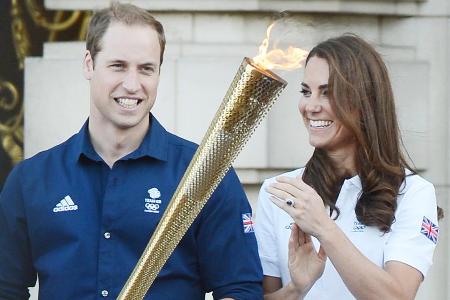 William und Kate 2012 mit der olympischen Fackel.