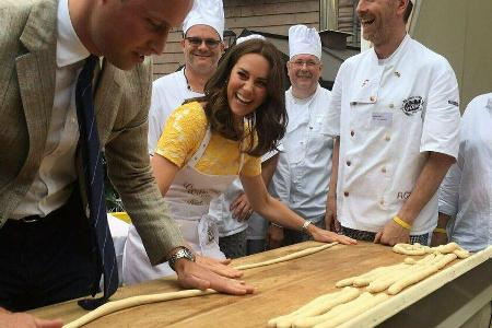Prinz William und Herzogin Kate beim Brezel-Backen.