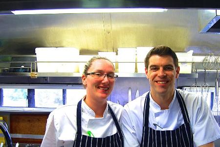 Kochkünstler in der Bordküche: Cherie und James