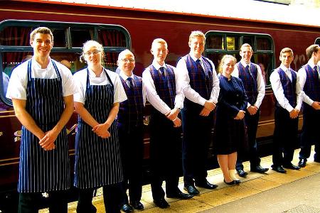 Perfekt eingespieltes Team: die Crew des Royal Scotsman