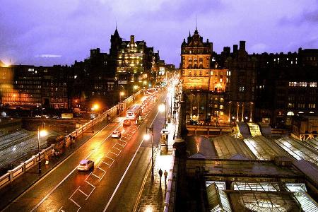 Die North Bridge führt in Edinburgh über den Bahnhof Waverley Station