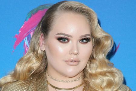 YouTuberin und Make-up-Artistin Nikkie Tutorials hat sich im Januar 2020 als transgender geoutet, da sie zuvor erpresst word...