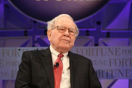 Die US-Investorenlegende Warren Buffett (87) versteigert regelmäßig ein luxuriöses Mittagessen, bei dem er selbst anwesend i...