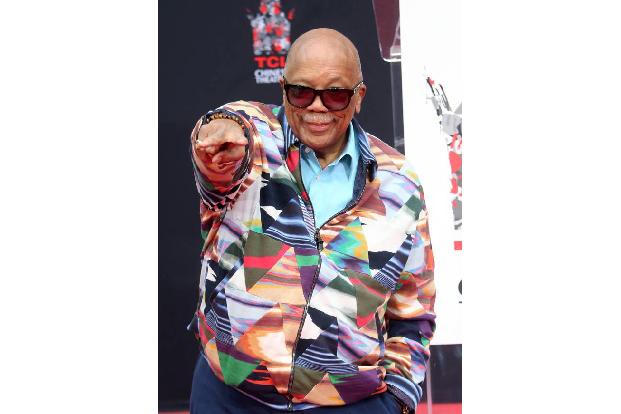 ...Kerbe schlug Hitproduzent Quincy Jones, der in einem Interview weit ausholte: Elvis Presley habe nicht singen können, Mar...