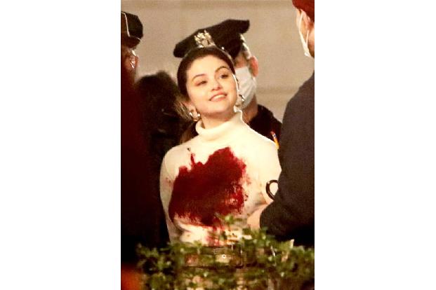 Selena Gomez kann keinem Hundeblick widerstehen, und so hat sie mittlerweile sechs Hunde, die sie aus Tierheimen holte, um i...