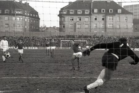 Von üblen Scherzen geht es zu einem ganz harten Kerl! Für Schalke 04 erzielte Willi Kraus (m.) zwischen 1966 und 1968 16 Bud...