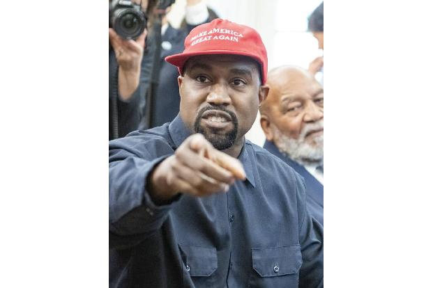 Kanye West hat an zwei gemeinnützige Organisationen gespendet, die mittellose Menschen in Chicago und Los Angeles mit Essen ...