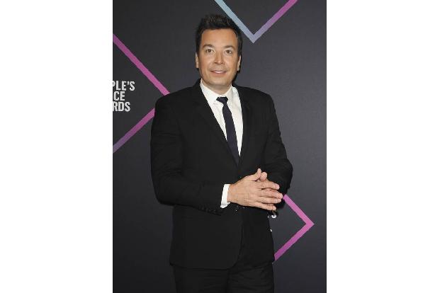 ...Moderator Jimmy Fallon unterstützt, denn durch die Schließung von Geschäften bricht vielen Familien das Einkommen weg, un...