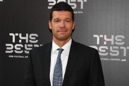 An seiner Seite von Johannes B. Kerner führt Michael Ballack durch die EM-Übertagungen bei Magenta TV.