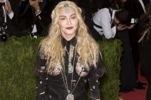 Madonnas Sohn David posiert im Designerkleid