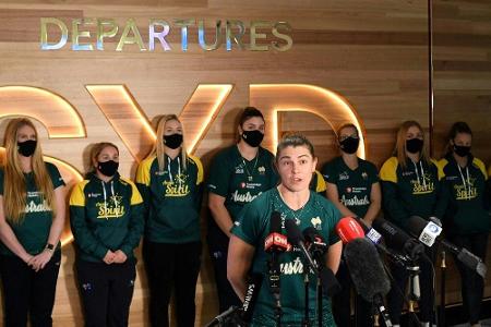 Australiens Softballerinnen erste Mannschaft in Tokio Australiens Softballerinnen erste Mannschaft in Tokio