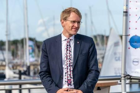 Ministerpräsident Daniel Günther macht die Beherbergungsbetriebe in Schleswig-Holstein auf