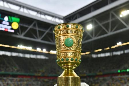 Handover durch Elber: DFB-Pokal in Berlin angekommen