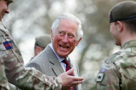 Prinz Charles lacht beim Kasernenbesuch in Windsor.