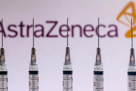 Bundesgesundheitsminister Jens Spahn strebt eine sofortige Freigabe des Corona-Impfstoffs von AstraZeneca für alle Impfwilli...