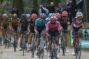 Schmid gewinnt "Schotter-Etappe" des Giro - Bernal hängt Evenepoel ab