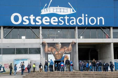 Barrikaden angezündet: Krawalle nach Aufstieg von Hansa Rostock