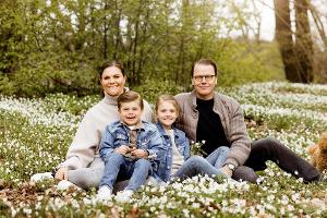 Kronprinzessin Victoria, Prinz Daniel und die beiden Kinder, Estelle und Oscar, grüßen zu Pfingsten.
