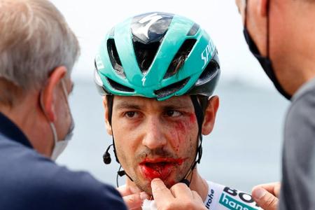 Giro: Buchmann muss nach Sturz aufgeben - leichte Gehirnerschütterung und mehrere Prellungen Giro: Buchmann muss nach Sturz aufgeben - leichte Gehirnerschütterung und mehrere Prellungen