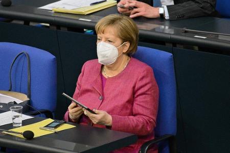 Angela Merkel mit Maske im Bundestag