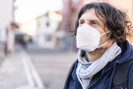 Mann mit FFP2 Maske