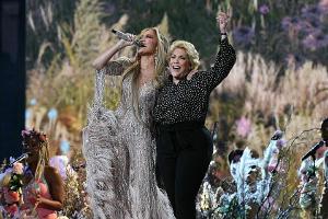 Jennifer Lopez steht mit ihrer Mutter auf der Bühne