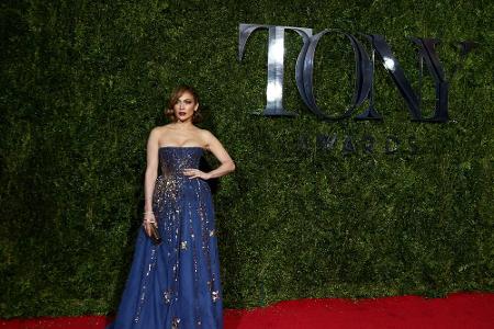 Ein mitternachtsblaues Traumkleid von Valentino Couture schmückte J.Los Auftritt bei den Tony Awards im selben Jahr.