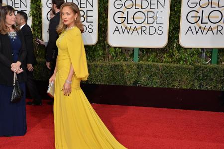 Richtig farbenfroh wurde es bei den Golden Globes 2016: In einem gelben Kleid von Giambattista Valli.