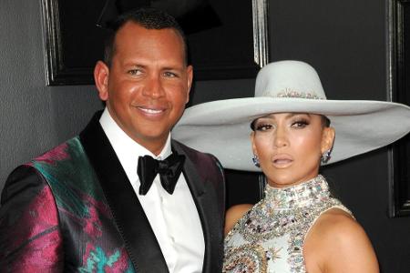 Seit Frühjahr 2019 ist J.Lo mit dem ehemaligen Baseballspieler Alex Rodriguez verlobt. Bei den Grammys machten sie sich gege...