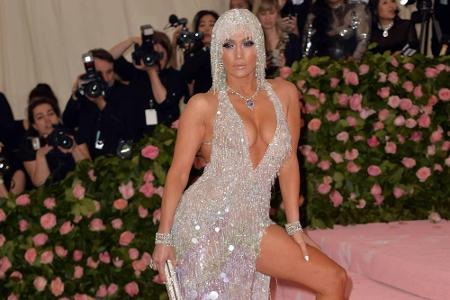 Noch spektakulärer wurde es bei der MET Gala 2019: Jennifer Lopez griff einmal mehr auf Versace zurück und krönte ihr Outfit...