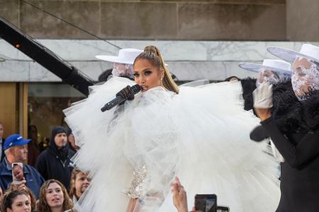 Im Mai 2019 trat sie außerdem im Rahmen der NBC Today Sow auf der Plaza des Rockefeller Center auf: Ihr weißer Bühnen-Look a...