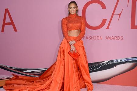 Bei den CFDA Fashion Awards im Juni 2019 wurde Jennifer Lopez als Modeikone geehrt: In einer leuchtend orangen Abendrobe von...