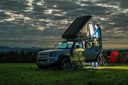 BU: Alternativen zum Massentourismus wie z.B. Camping gibt es zahlreiche, hier mit dem Defender samt Dachzelt