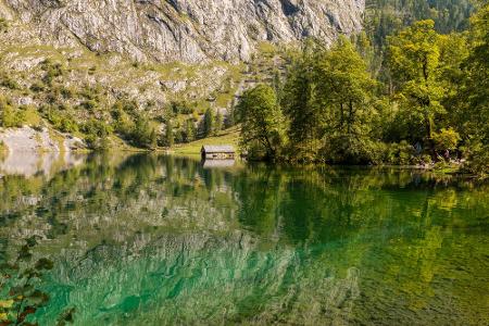 Der Königsee in Bayern könnte einem Märchenbuch entsprungen sein. Der klare See ist umgegeben von hohen Bergen und einer mal...