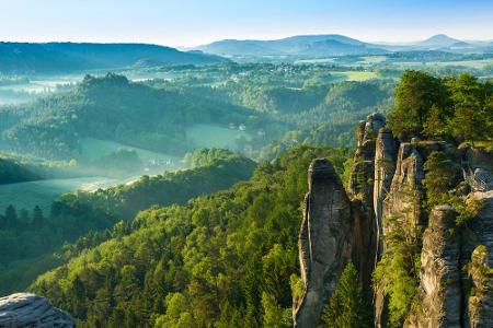 In Sachsen gibt es hingegen das Elbsandsteingebirge zu bewundern. Am Ufer der Elbe marschieren Urlauber an beeindruckenden F...