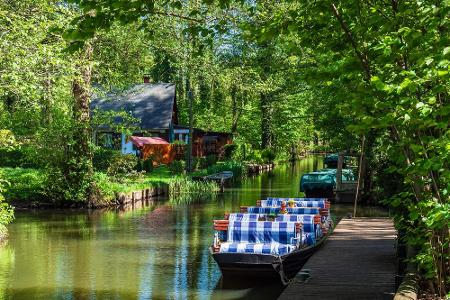 Ebenfalls einen Abstecher wert: der Spreewald. Die Rundfahrten mit den historischen Booten sind ein Muss für die ganze Famil...