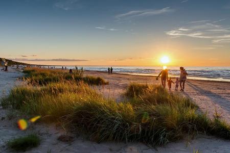 Auch die Ostseeküste bietet Spaß für die ganze Familie. An den Stränden können Kinder Sandburgen bauen, während die Eltern i...