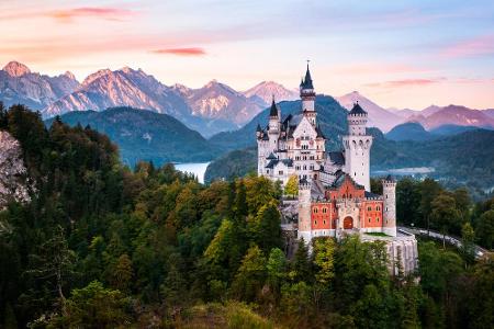 Im Voralpenland gibt es das Schloss Neuschwanstein zu besichtigen. Es steht oberhalb von Hohenschwangau bei Füssen im südost...