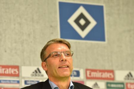 Der damalige Sportchef Peter Knäbel übernimmt überraschend das Traineramt der Hanseaten. Zuvor arbeitetete der ehemalige Kic...